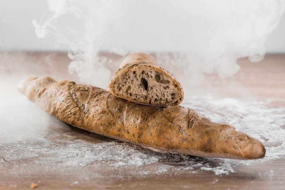Bagietka orkiszowa na zakwasie z czosnkiem i ziołami