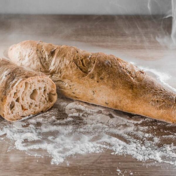 Bagietka orkiszowa na zakwasie z pomidorami i ziołami