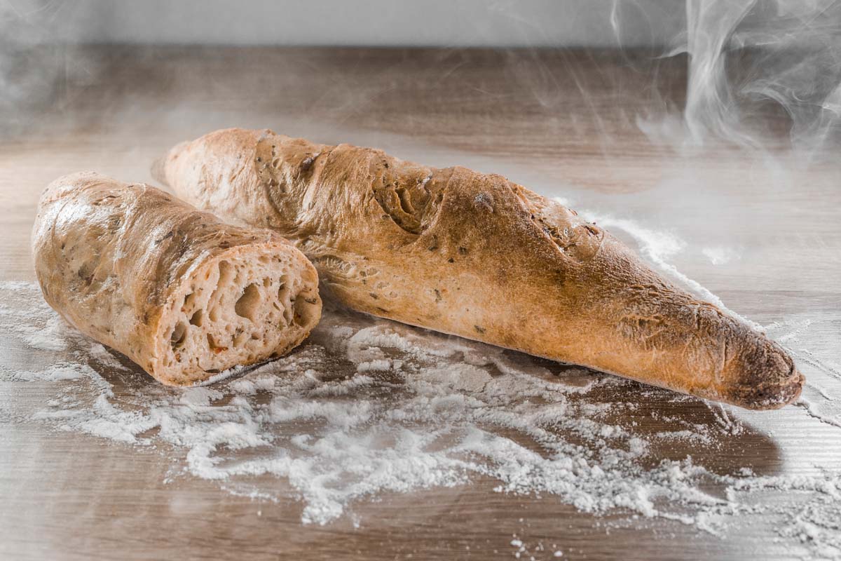 Bagietka orkiszowa na zakwasie z pomidorami i ziołami